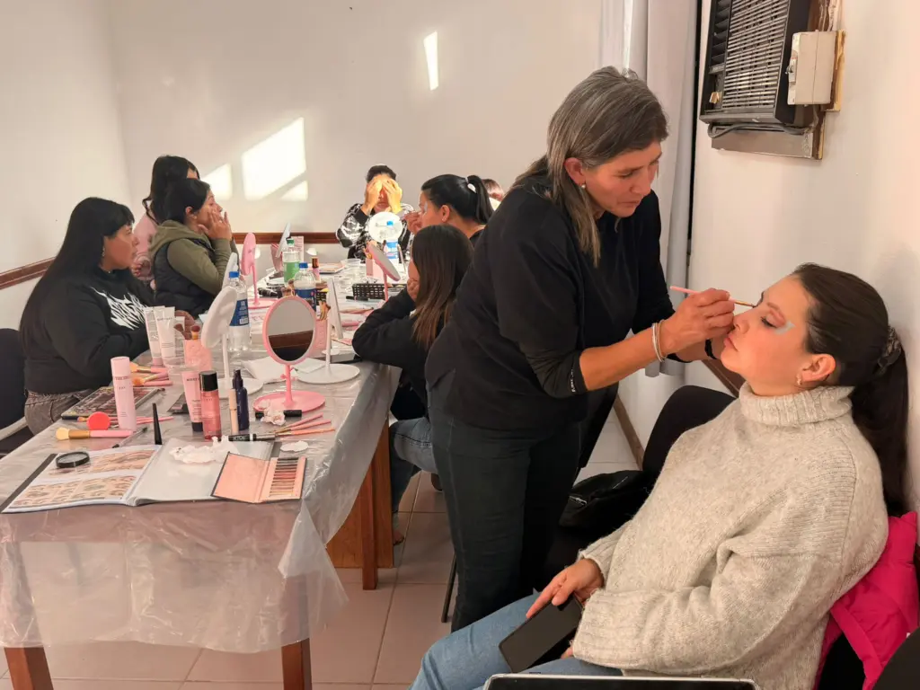 Capacitan a mujeres liberadas de la Unidad 20 para facilitar su reinserción laboral a través del maquillaje