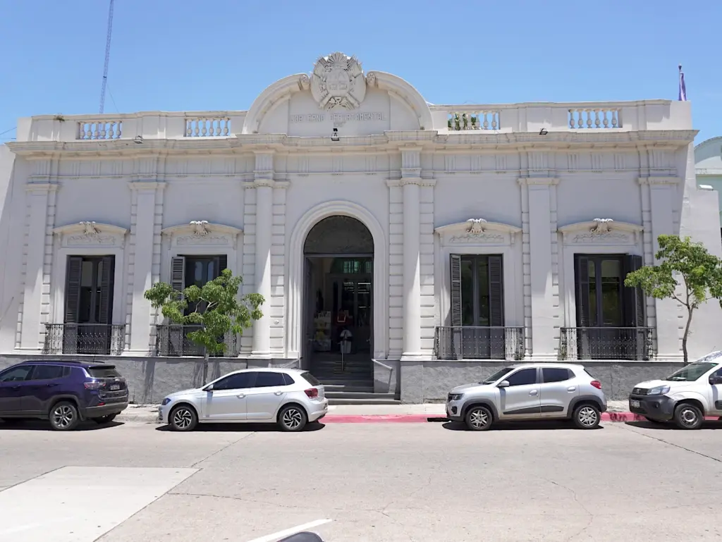 Fachada de las oficinas centrales de la Intendencia de Salto.