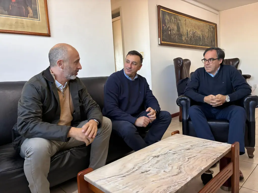 Intendente de Salto, Dr. Carlos Albisu junto al director de Turismo, Eduardo Sanguinetti, en reunión con el exministro de Ambiente y actual director de AFE, Robert Bouvier por convenio con AFE por reciclaje de espacios. / Foto: Gobierno de Salto