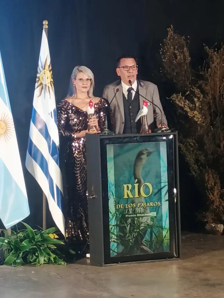 El programa "Objetivo", de Luciana Carballo y Manolo Pérez, triunfó en los Premios Río de los Pájaros. Tras ganar el Oro, anuncian nueva temporada por EPTV.