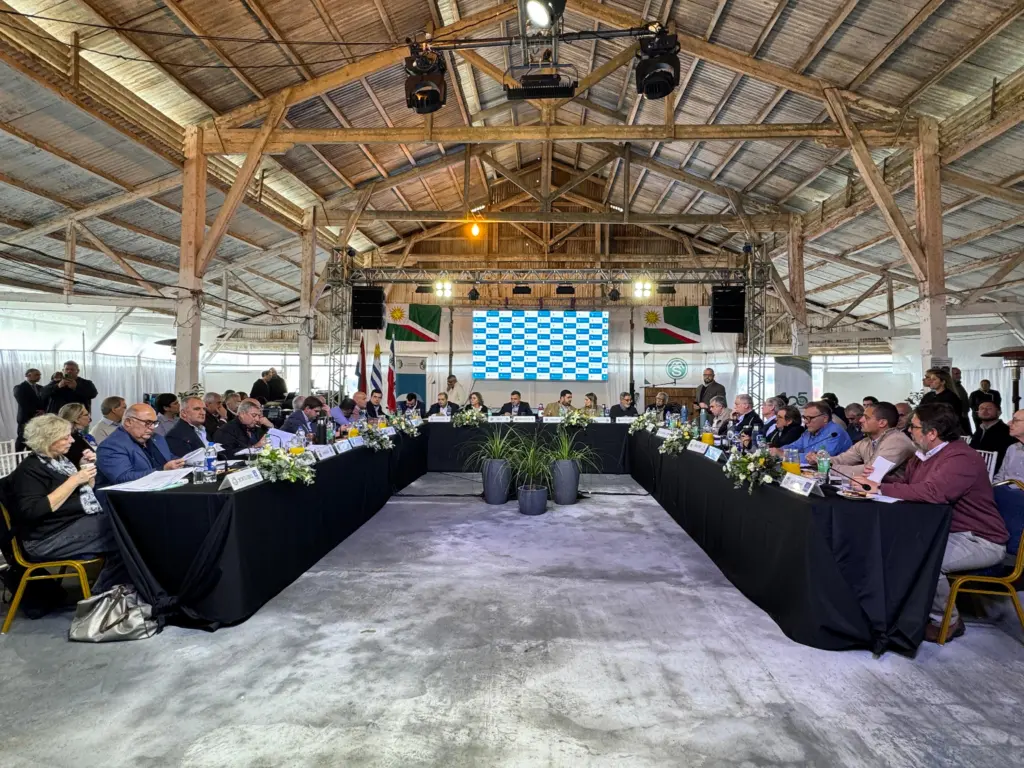 Congreso de Intendentes sesionando en Salto, presidido por el Dr. Carlos Albisu. El congreso sesionó en el local de la Asoc. Agropecuaria de Salto / 30 de mayo de 2026. / Foto: EL PUEBLO