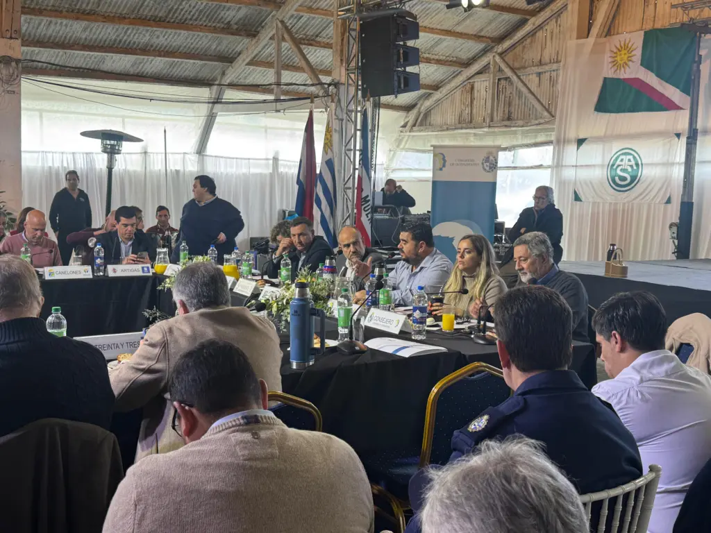 Congreso de Intendentes sesionando en Salto, presidido por el Dr. Carlos Albisu. El congreso sesionó en el local de la Asoc. Agropecuaria de Salto / 30 de mayo de 2026. / Foto: EL PUEBLO