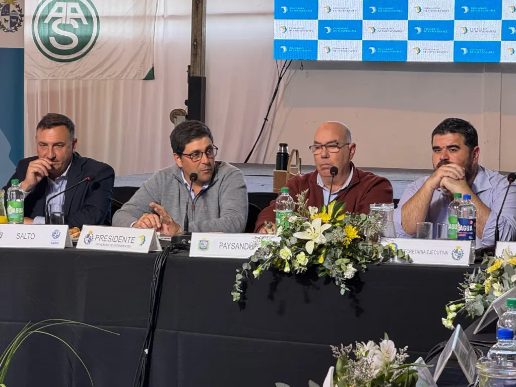 Congreso de Intendentes sesionando en Salto, presidido por el Dr. Carlos Albisu. El congreso sesionó en el local de la Asoc. Agropecuaria de Salto / 30 de mayo de 2026. / Foto: EL PUEBLO