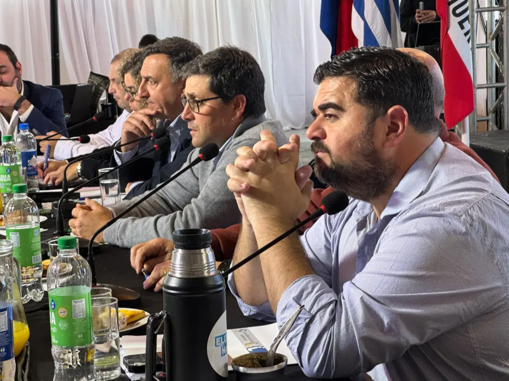 Congreso de Intendentes sesionando en Salto, presidido por el Dr. Carlos Albisu. El congreso sesionó en el local de la Asoc. Agropecuaria de Salto / 30 de mayo de 2026. / Foto: EL PUEBLO