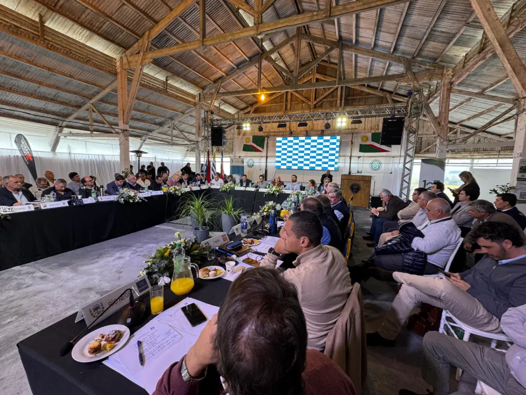 Congreso de Intendentes sesionando en Salto, presidido por el Dr. Carlos Albisu. El congreso sesionó en el local de la Asoc. Agropecuaria de Salto / 30 de mayo de 2026. / Foto: EL PUEBLO