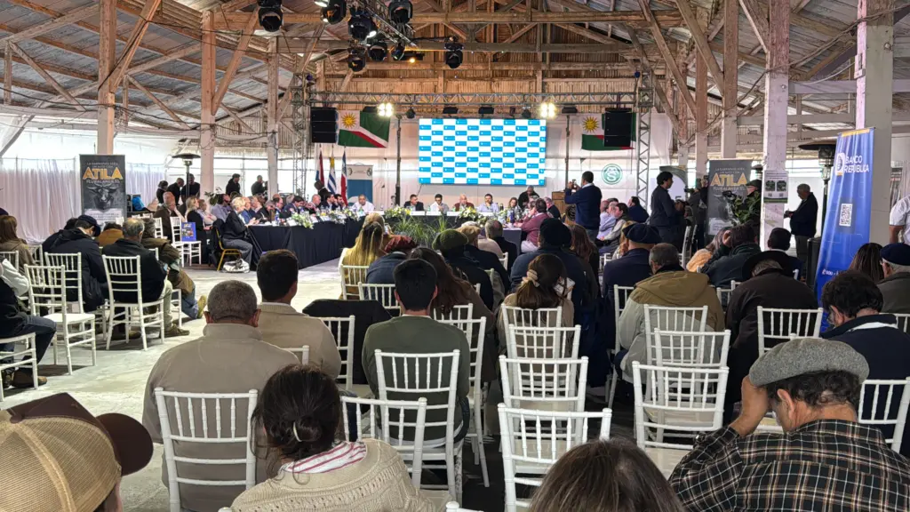 Congreso de Intendentes sesionando en Salto, presidido por el Dr. Carlos Albisu. El congreso sesionó en el local de la Asoc. Agropecuaria de Salto / 30 de mayo de 2026. / Foto: EL PUEBLO