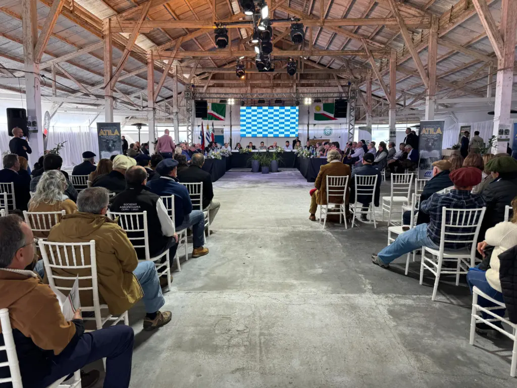 Congreso de Intendentes sesionando en Salto, presidido por el Dr. Carlos Albisu. El congreso sesionó en el local de la Asoc. Agropecuaria de Salto / 30 de mayo de 2026. / Foto: EL PUEBLO