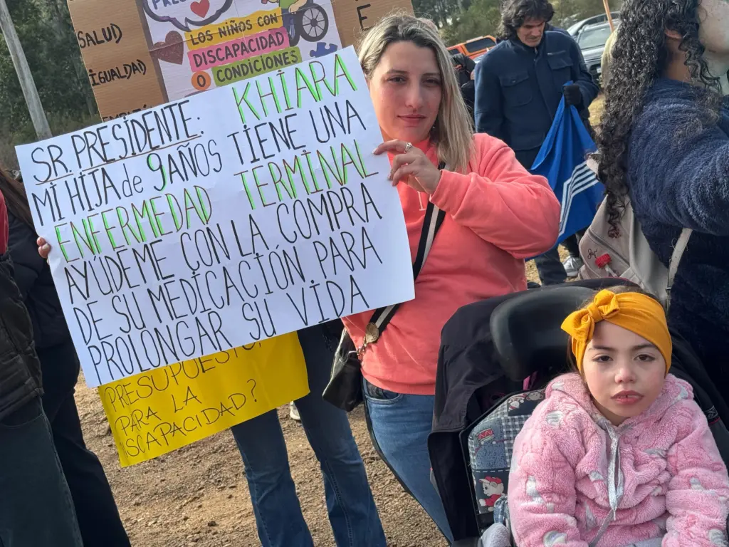 Manifestantes y personas reclamando aprovechando la presencia de autoridades nacionales / Foto: EL PUEBLO (30 de mayo de 2026)