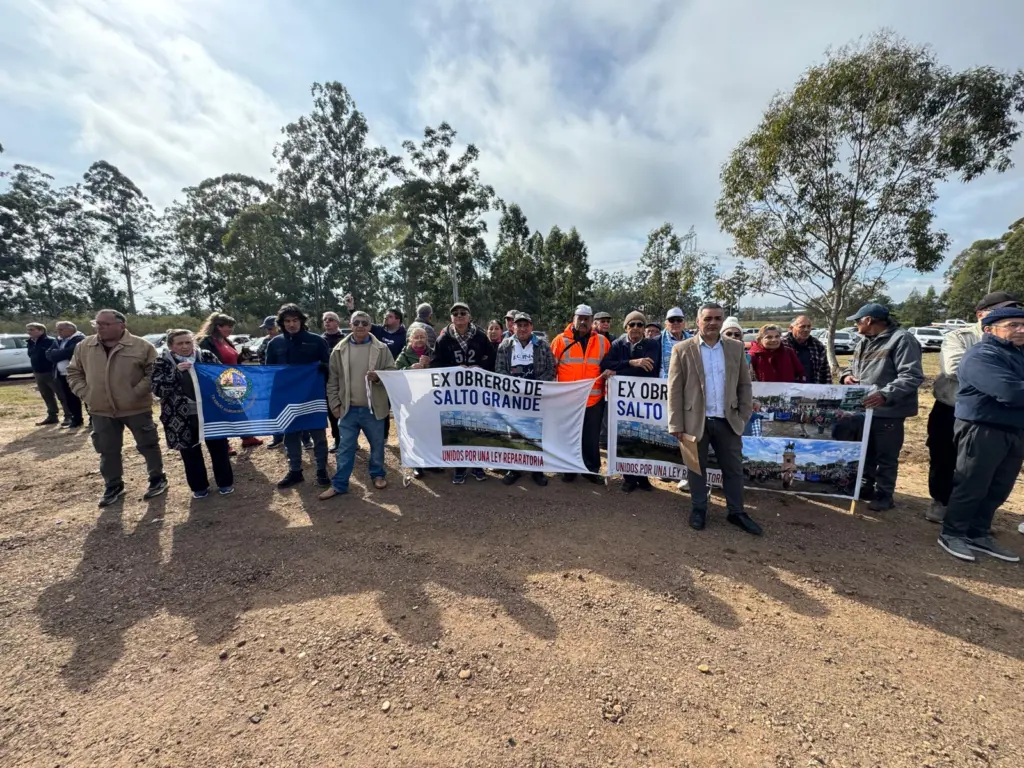 Manifestantes y personas reclamando aprovechando la presencia de autoridades nacionales / Foto: EL PUEBLO (30 de mayo de 2026)