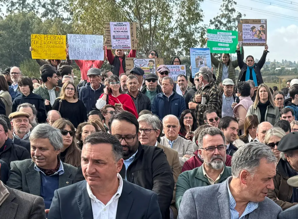 Manifestantes y personas reclamando aprovechando la presencia de autoridades nacionales / Foto: EL PUEBLO (30 de mayo de 2026)
