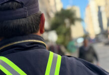 Fue a un refugio ebrio, golpeó a un policía y terminó en prisión preventiva por múltiples delitos