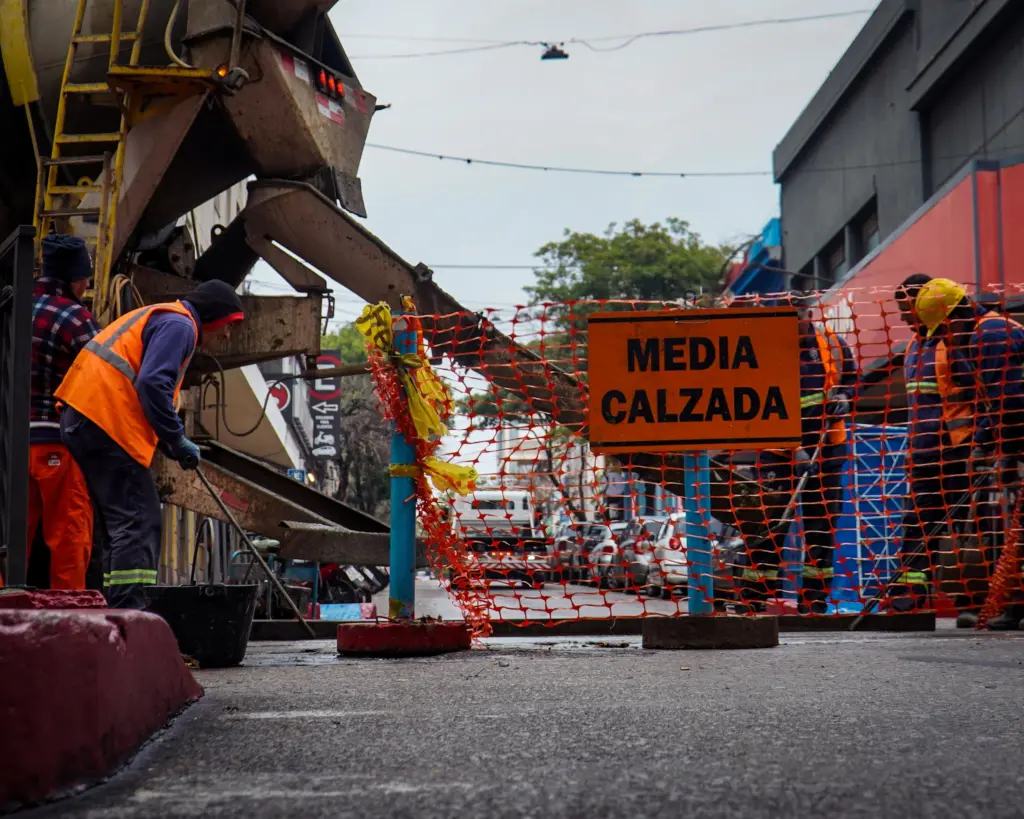 Gobierno de Salto repara calles de hormigón del centro