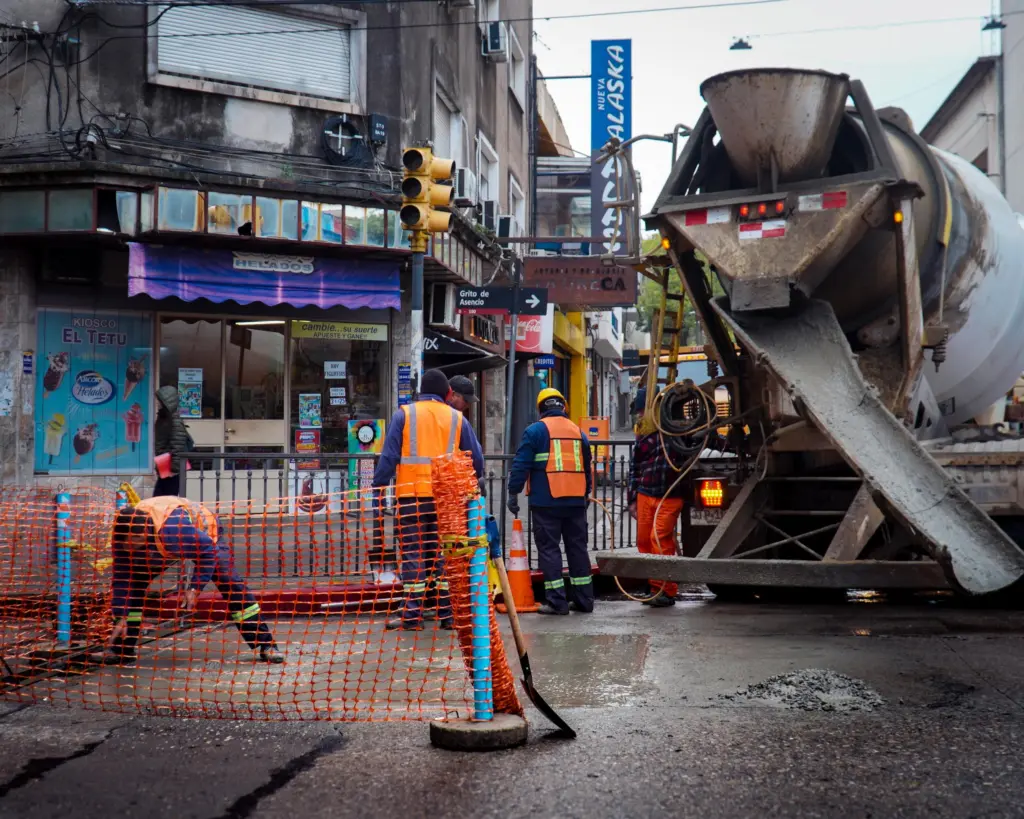 Gobierno de Salto repara calles de hormigón del centro