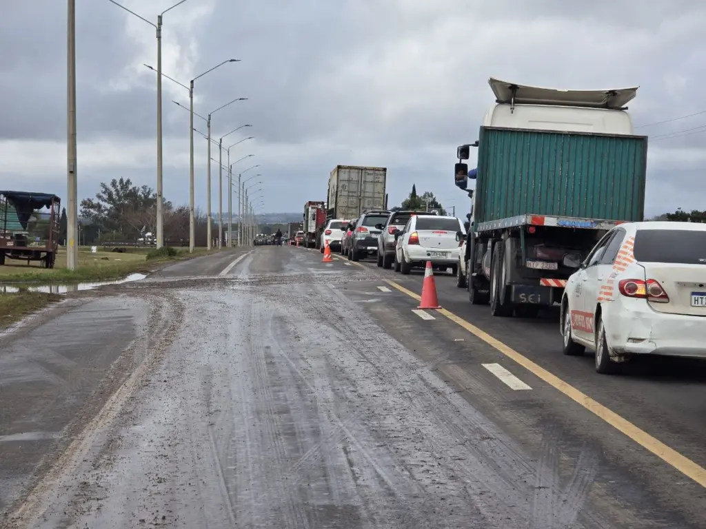 Transportistas enlentecieron el tránsito en las rutas