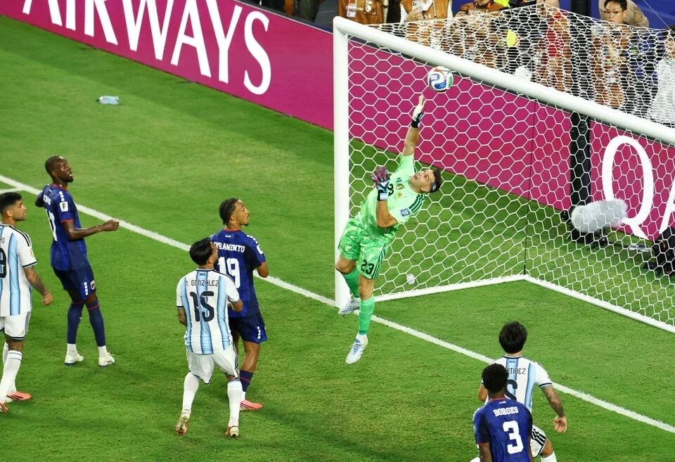 Golazo de Cabral para Cabo Verde, al ángulo superior izquierdo de Martinez para el 2 a 2