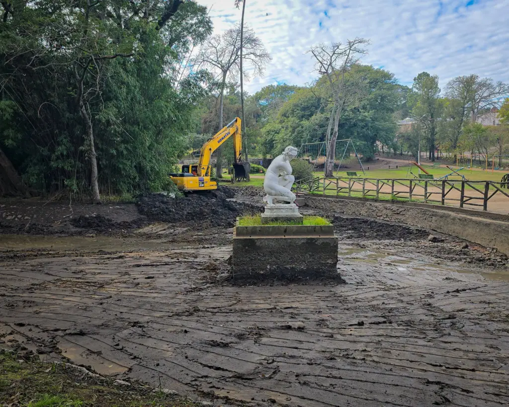 Limpian el arroyo Sauzal y el lago del parque Benito Solari